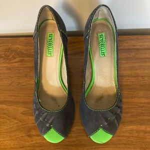 Seychelles grey/neon green suede 3.75” heel. Size 7.5 Cute ruffle Good condition